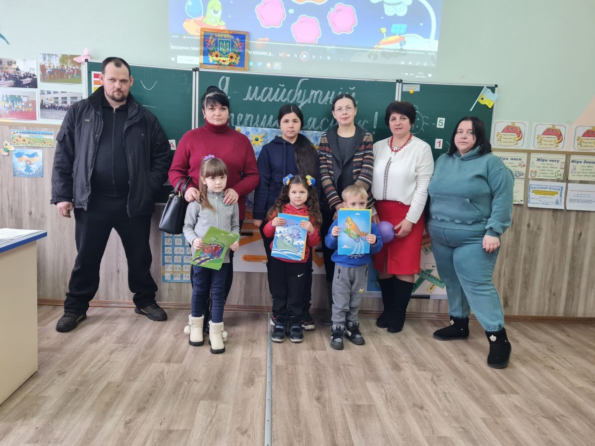 У нашій школі пройшла перша зустріч з майбутніми першокласниками. Вчителька Крамаренко Лариса Михайлівна подорожуючи космічними світами познайомилася зі своїми майбутніми школяриками. Швидко промайнули цікаві заняття і веселі перерви. З нетерпінням чекаємо нових зустрічей з такими розумними, кмітливими, дотепними , веселими та допитливими дітками.